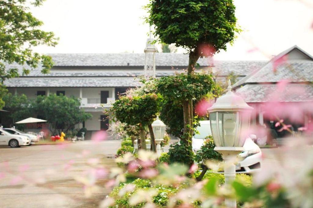 Rittiboon Vintage Hotel Phrae Exterior foto