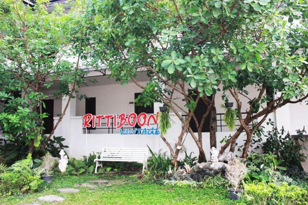 Rittiboon Vintage Hotel Phrae Exterior foto