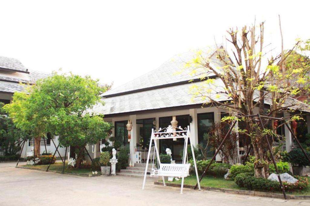 Rittiboon Vintage Hotel Phrae Exterior foto