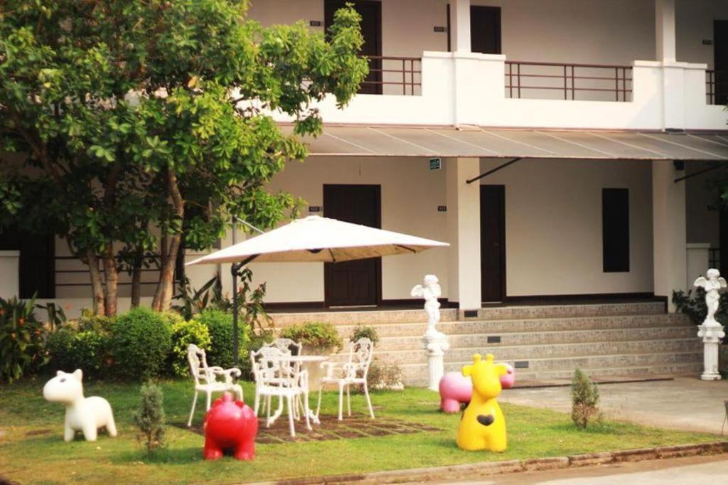 Rittiboon Vintage Hotel Phrae Exterior foto